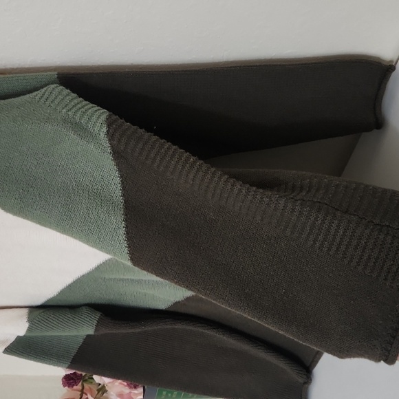 Elegant Color block green cream & brown sweater Career Contemporary Minimalist - Picture 6 of 11